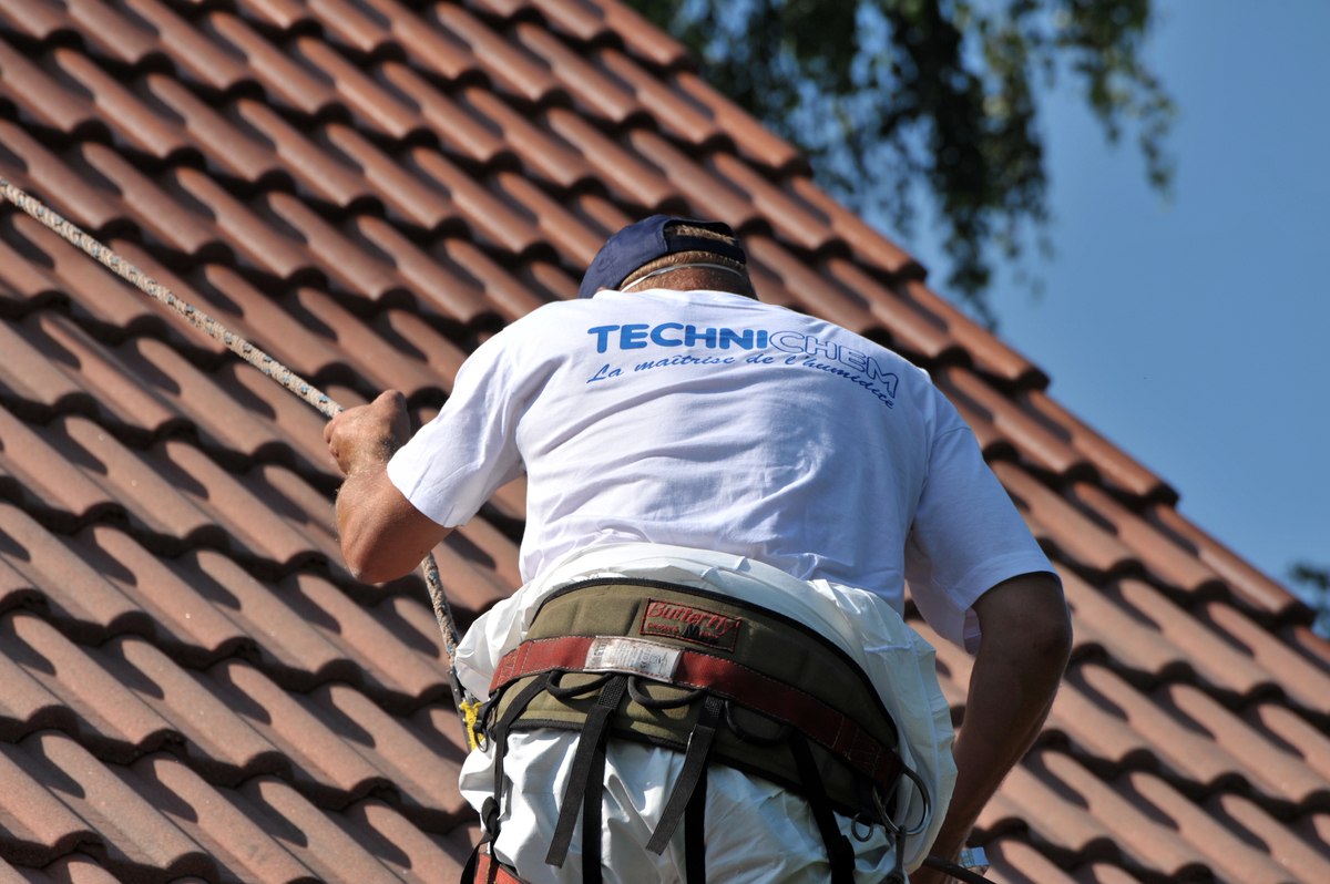 Professionnel inspectant une toiture