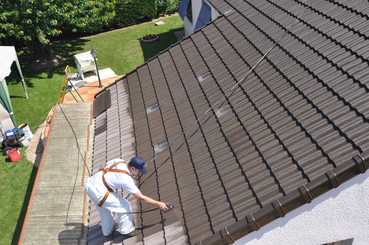 Professionnel sur un toit gris